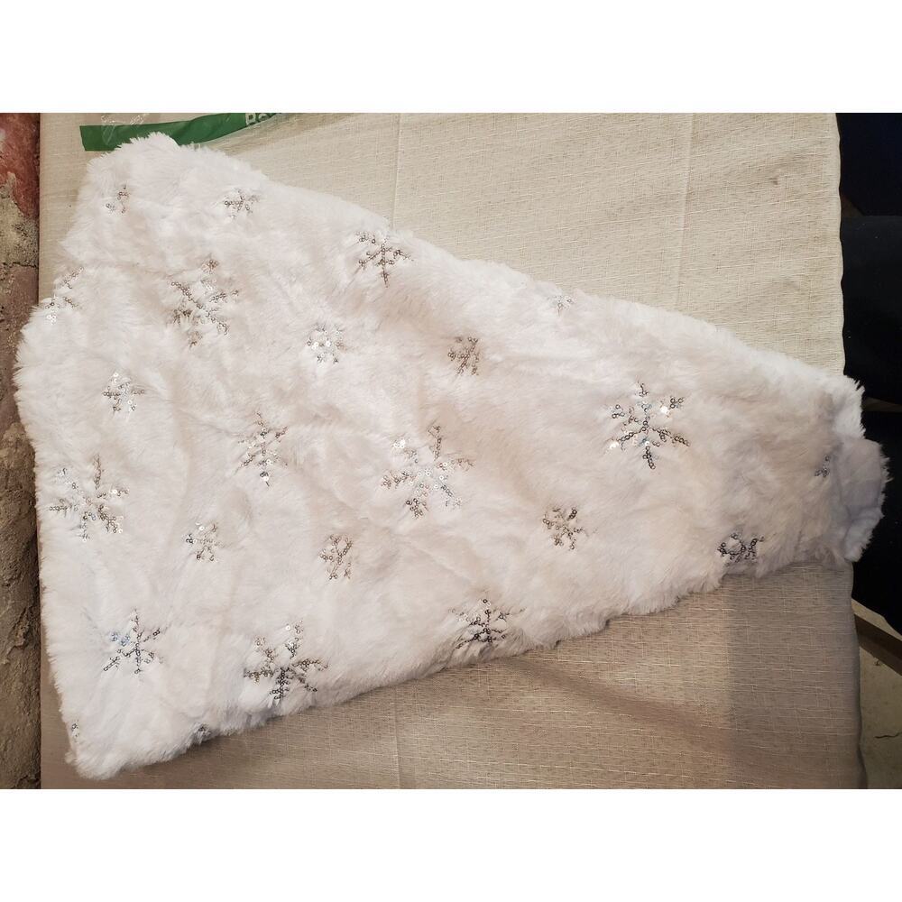 Faux Fur Christmas Tree Skirt White Plush Silver Sequin Snowflake Holiday Decor - Picture 3 of 3